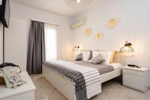 阿吉奥斯普罗科皮奥斯Erato Inn Naxos的白色的卧室设有床和窗户