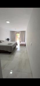 戈亚尼亚Casa Malta - St Sul的白色的卧室设有床和大窗户