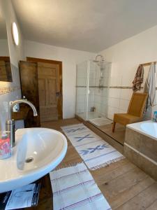 MüdenHelles, gemütliches Haus mit Moselblick的浴室配有白色水槽和淋浴。