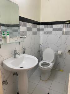 TālValhalla Resort Kumrat的一间带水槽、卫生间和镜子的浴室
