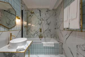 BuckdenThe George Hotel的带浴缸、卫生间和盥洗盆的浴室