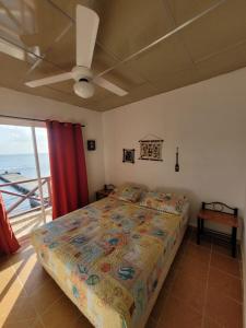 波托韦洛ScubaPortobelo的一间卧室设有一张床,享有海景