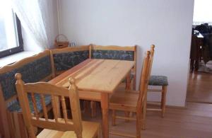 AdolfoviceUbytování v Jeseníkách - Bělá pod Pradědem的一张木桌、椅子、一张沙发和一张桌子