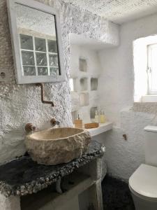 米哈斯Arya's Nest的一间带石质水槽和卫生间的浴室