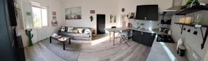 Lippo di Calderara di RenoIl Giardino Home的客厅配有沙发和桌子