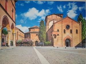 Lippo di Calderara di RenoIl Giardino Home的街道旁一座大型砖砌建筑,教堂旁