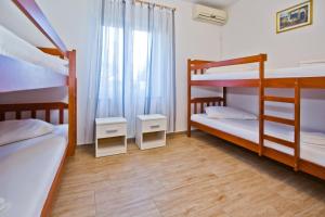 赫瓦尔Luka's Lodge Guesthouse & Hostel的一间卧室设有两张双层床和一扇窗户。
