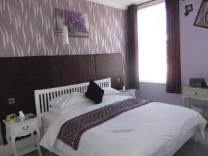 布莱克浦FourRooms - Couples Only的卧室配有一张带白色床单和枕头的大床。