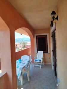 巴里萨尔多La Stella Marina的客房设有带椅子和桌子的阳台。
