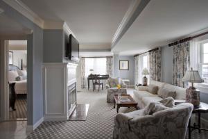 旧塞布鲁克Saybrook Point Resort & Marina的带沙发和壁炉的客厅