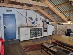 MjällomBoathouse的厨房配有炉灶、桌子和门