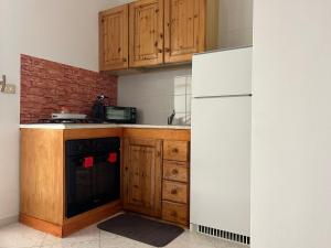 布林迪西Calamaterdomini a 2 passi dal mare的厨房配有白色冰箱和木制橱柜。