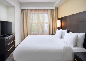 米拉玛劳德代尔堡SW/米拉马尔原住客栈的酒店客房设有一张大床和一台电视。