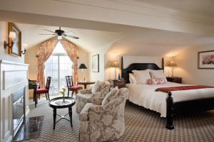 旧塞布鲁克Saybrook Point Resort & Marina的一间卧室设有一张床和一间客厅。