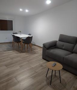 波多诺伏Apartamento en casa Portonovo vacaciones的客厅配有沙发和桌子