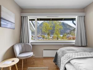 艾菲约德Eidfjord Hotel的卧室设有窗户、椅子和床