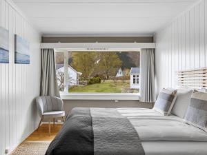 艾菲约德Eidfjord Hotel的一间卧室设有一张床和一个大窗户