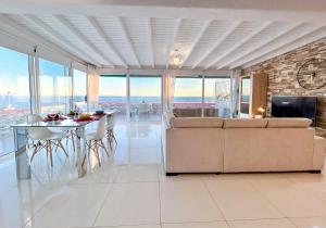 洛斯克里斯蒂亚诺斯Penthouse of Views Los Cristianos的客厅配有沙发和桌子