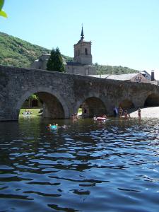 Val de San LorenzoLa Lechería的一群人在桥下的水中游泳