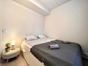 万塔Easy Stay Room near Airport的一间卧室配有一张大床和一个床头柜