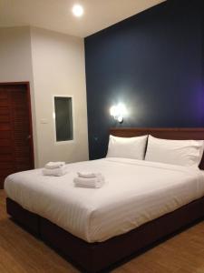 莫拉限鸟类节精品酒店的一间卧室配有一张大床和两条毛巾