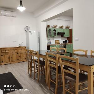 托尔明PRENOČIŠČE 9a的厨房配有绿色橱柜和桌椅