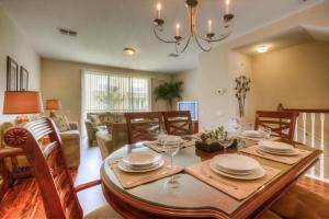 奥兰多Resort Townhome: Perfect Orlando Vacation Spot的用餐室以及带桌椅的起居室。