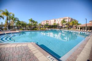 奥兰多Resort Townhome: Perfect Orlando Vacation Spot的棕榈树度假村的游泳池