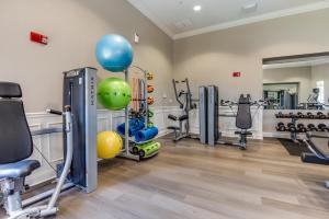 奥兰多Resort Townhome: Perfect Orlando Vacation Spot的健身房设有有氧器材和健身自行车