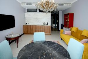 戛纳Appartement 5 min des plages Croisette的客厅配有桌子和黄色沙发