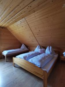 日亚尔Drevenica Západné Tatry的配有木天花板的客房设有两张床。