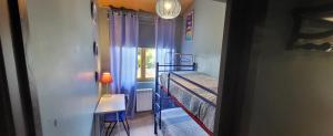 卡瓦尼亚斯Apartamentos Rosa Jove的小房间设有双层床和窗户