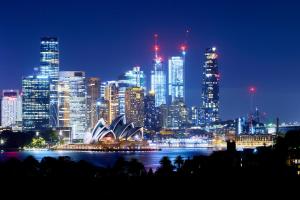 悉尼Roar And Snore的城市天际线,晚上有悉尼歌剧院