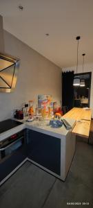 格勒姆Residence La Pineta的厨房配有水槽和台面