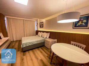 萨尔瓦多Apartamento completo com píer e acesso ao mar 4的一间小卧室,配有一张床和一张桌子