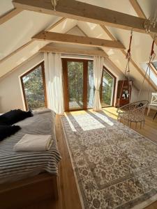皮什Leśna Residence & SPA的一间卧室,卧室内配有一张床和地毯