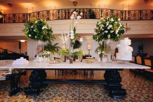 弗洛里亚诺波利斯群塔达斯韦德拉斯精品酒店的一张桌子,上面有婚饼
