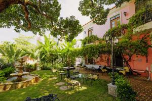 弗洛里亚诺波利斯群塔达斯韦德拉斯精品酒店的一个带桌椅的庭院