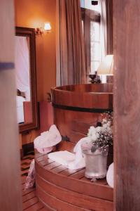弗洛里亚诺波利斯群塔达斯韦德拉斯精品酒店的酒店客房带圆形楼梯,带一盆鲜花