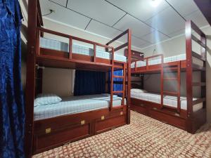 乌蒂拉Fenix Hotel & Hostel的配有两张双层床的客房,另一间配有一张床