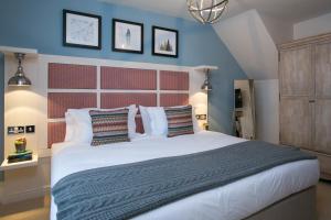 德比农园酒店的卧室配有白色大床和蓝色的墙壁