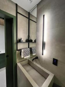 克里西玛Hub Home - Vista Incrível的浴室设有水槽和墙上的镜子