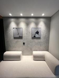 克里西玛Hub Home - Vista Incrível的一间设有两张床的客房,墙上挂有绘画作品