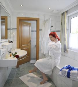 拉姆绍达赫斯坦阿尔卑巴特酒店的女人坐在卫生间里