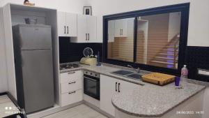 古莱比耶Kelibia beach luxury maison的厨房配有白色冰箱和水槽