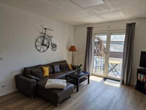 FilsenFerienhaus SteigRhein的客厅配有沙发,墙上有自行车