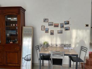 圣马洛Côt’et Calme的餐桌、椅子和墙上的照片