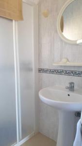 圣费兰-德瑟斯罗CASA PATY, Estudio rural. Sant Ferran FORMENTERA的白色的浴室设有水槽和淋浴。
