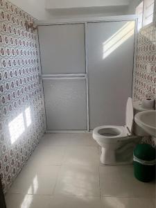 圣玛尔塔Casa Hospedaje Villaluz- a 5 minutos de la Playa的白色的浴室设有卫生间和水槽。