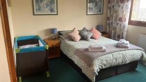 金罗斯An Escape for 2: Near a Castle Island in Scotland的一间卧室配有两张床和一张婴儿床。